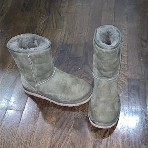 UGGS OLIVE GREEN